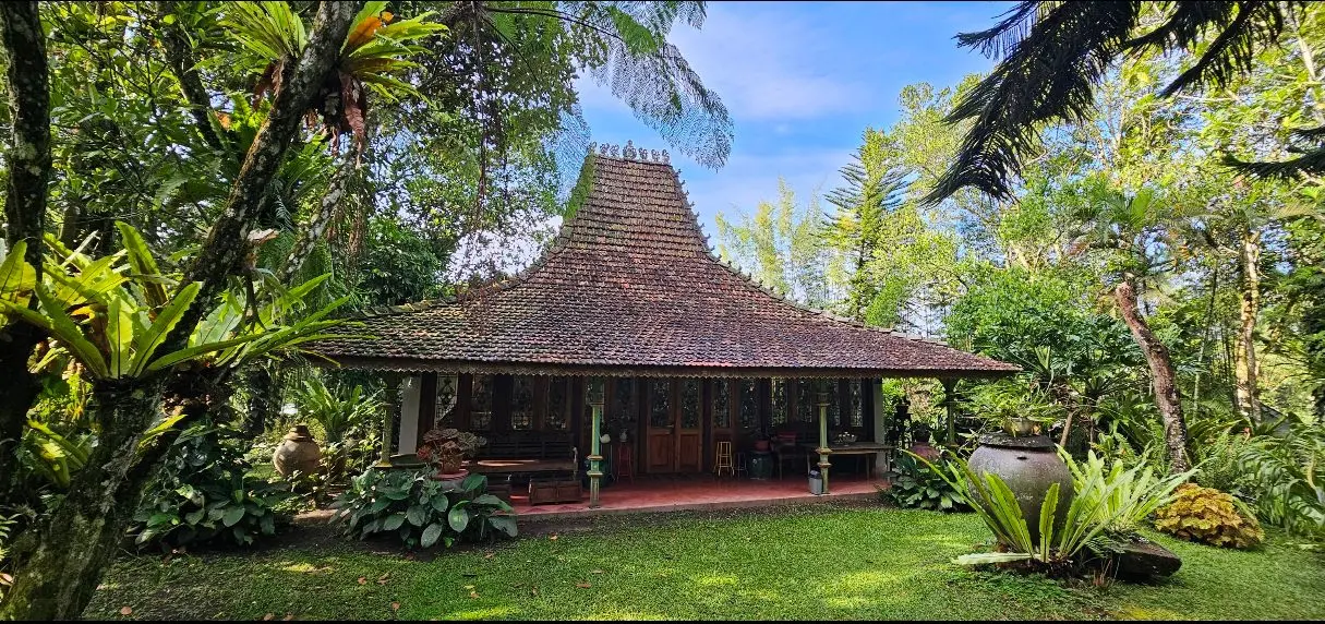 The Kaligriya joglo beneath the garden canopy