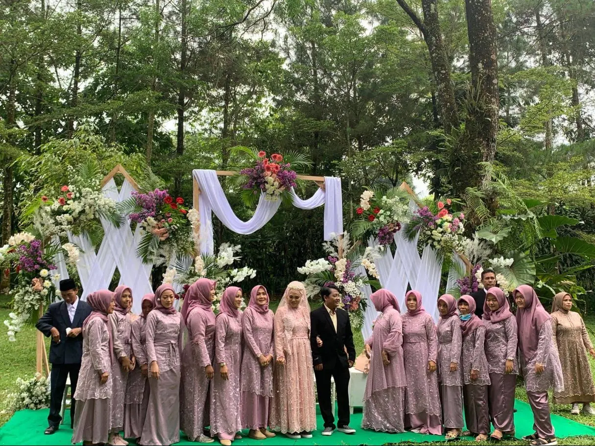 Kebaya group in the garden
